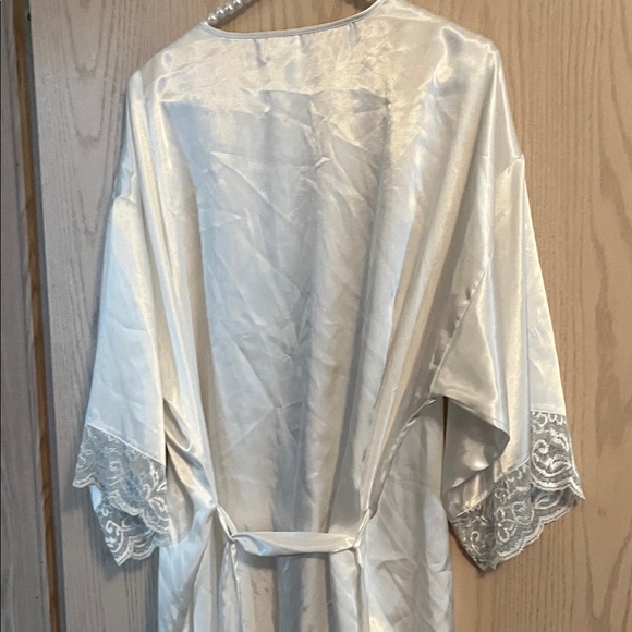 Luxurious Cream Lace-Trimmed Robe - Picture 7 of 10